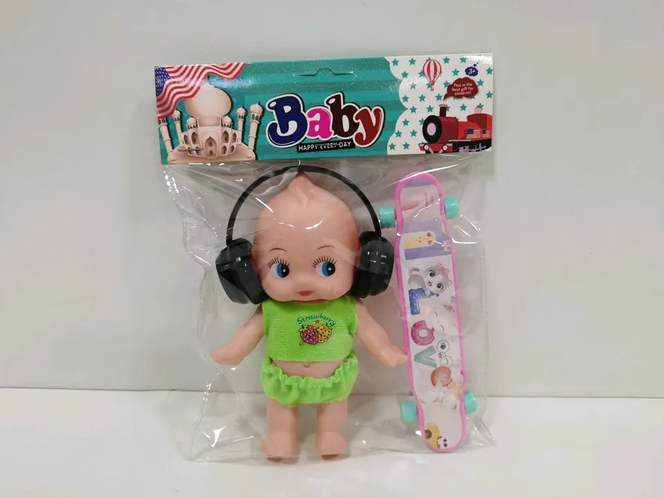 5-Inch Large 3-Inch Vinyl Doll With Headphones And Skateboard PVC Header Bag wholesale from Qili Toys